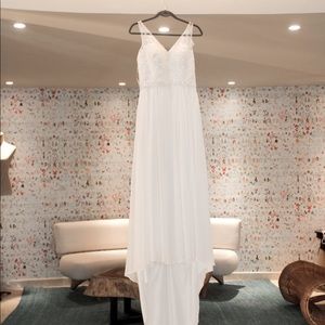 White elegant Wedding Dress! Size: fits between sizes 8-10